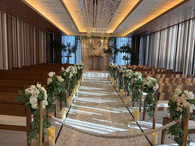 挙式会場では、光が差し込み明るく暖かみを感じました。