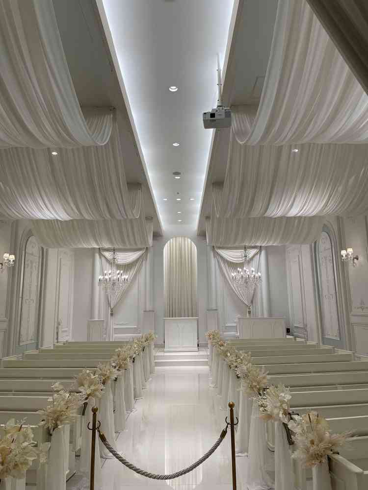 もう一つは白を基調としたチャペルでした。