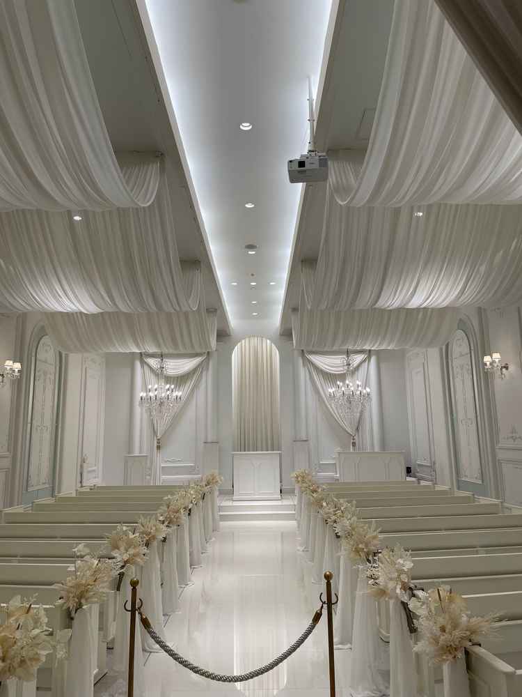 もう一つは白を基調としたチャペルでした。