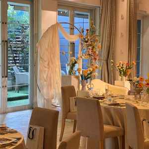 披露宴会場。白ベースでお花で自分たちらしさが出せるのがいいなと思いました