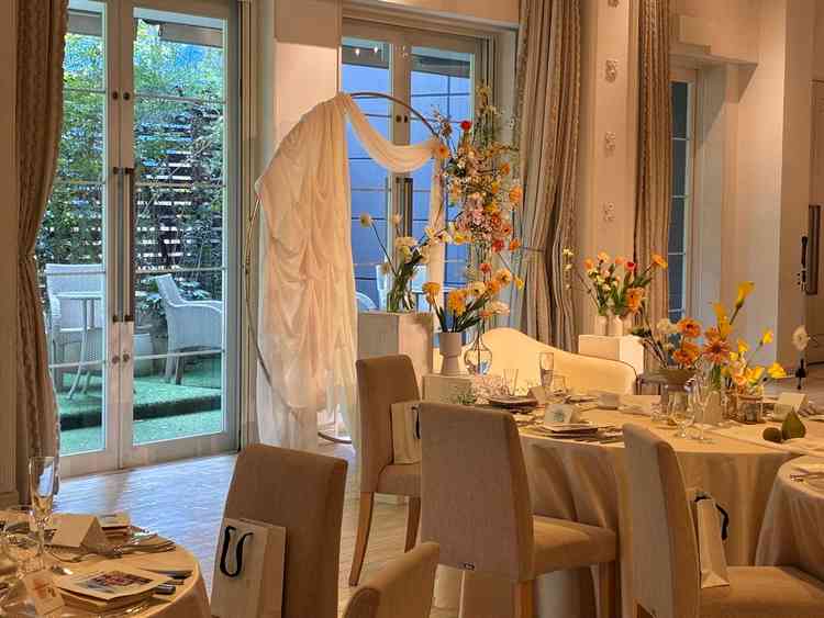 披露宴会場。白ベースでお花で自分たちらしさが出せるのがいいなと思いました