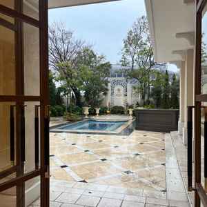 ニューヨークの会場にはプールもあり、海外のゲストハウスのような特別感を味わえる。