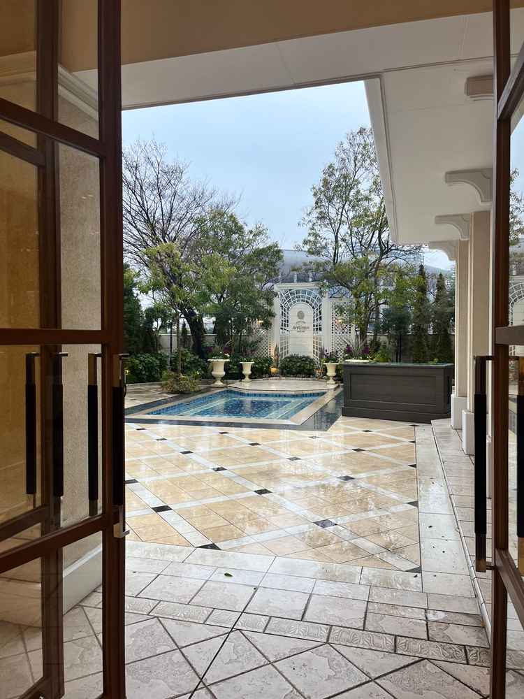 ニューヨークの会場にはプールもあり、海外のゲストハウスのような特別感を味わえる。