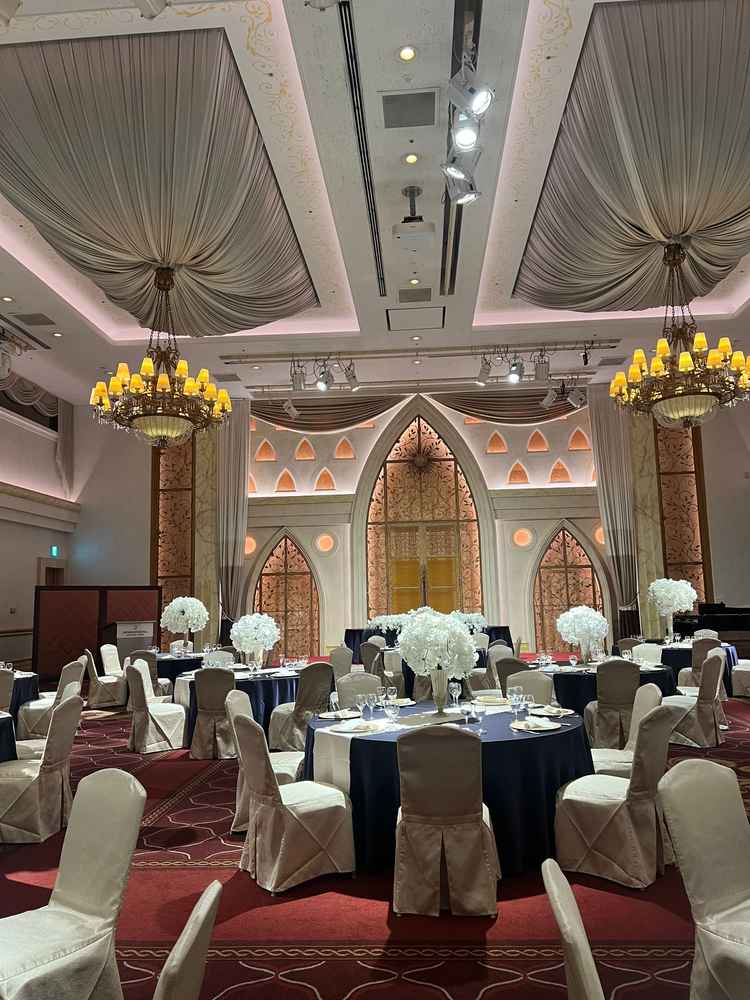 豪華な披露宴会場。