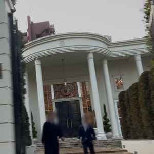 会場正面から。白い会場と緑のガーデンで、街中ながらも、結婚式場らしい雰囲気が漂っている。