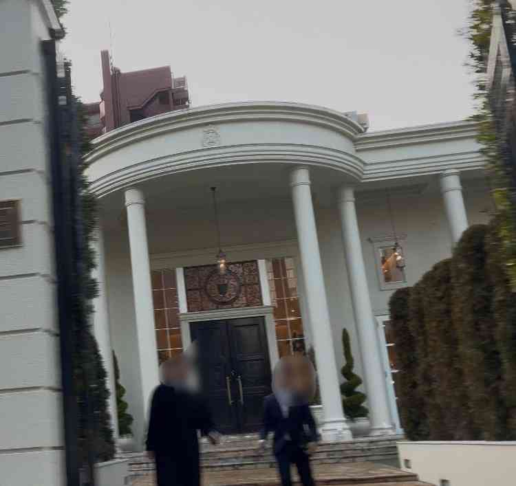 会場正面から。白い会場と緑のガーデンで、街中ながらも、結婚式場らしい雰囲気が漂っている。