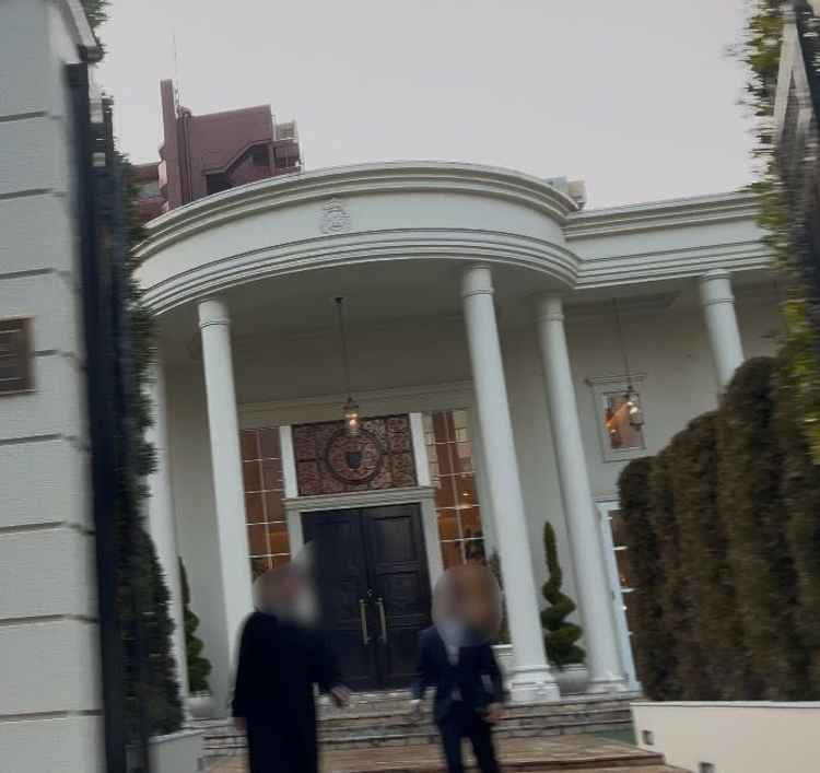 会場正面から。白い会場と緑のガーデンで、街中ながらも、結婚式場らしい雰囲気が漂っている。