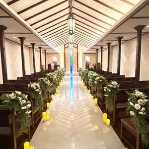 教会の雰囲気をもつチャペル。オルガンでの生演奏が可能。当日は生花が使われるのもポイント◎