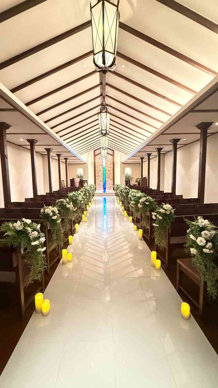 教会の雰囲気をもつチャペル。オルガンでの生演奏が可能。当日は生花が使われるのもポイント◎