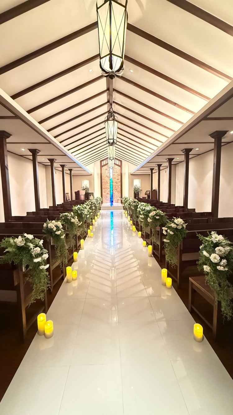 教会の雰囲気をもつチャペル。オルガンでの生演奏が可能。当日は生花が使われるのもポイント◎