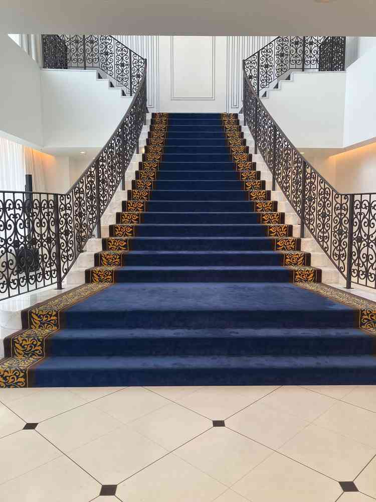 大階段の写真です。迫力のある階段で特別な場所というのをとても強く感じました。