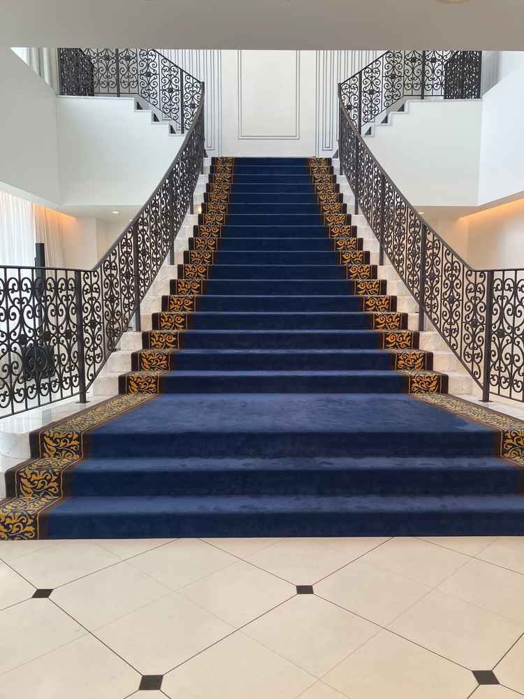 大階段の写真です。迫力のある階段で特別な場所というのをとても強く感じました。