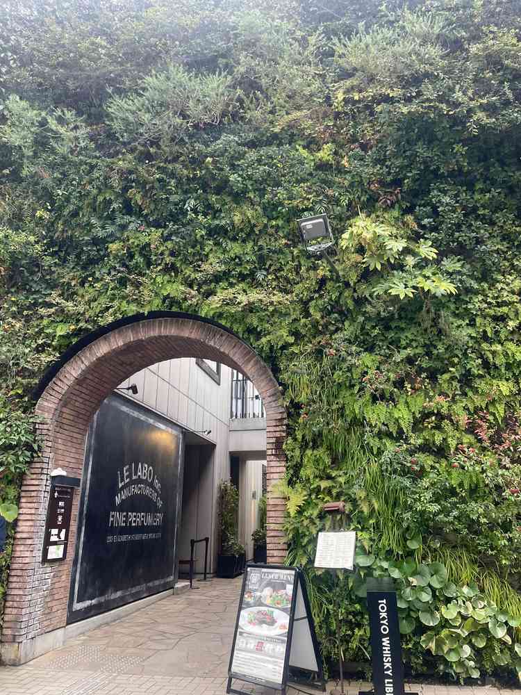 高い塀の入り口を進むと会場があります。中はプライベートな空間となっていました。