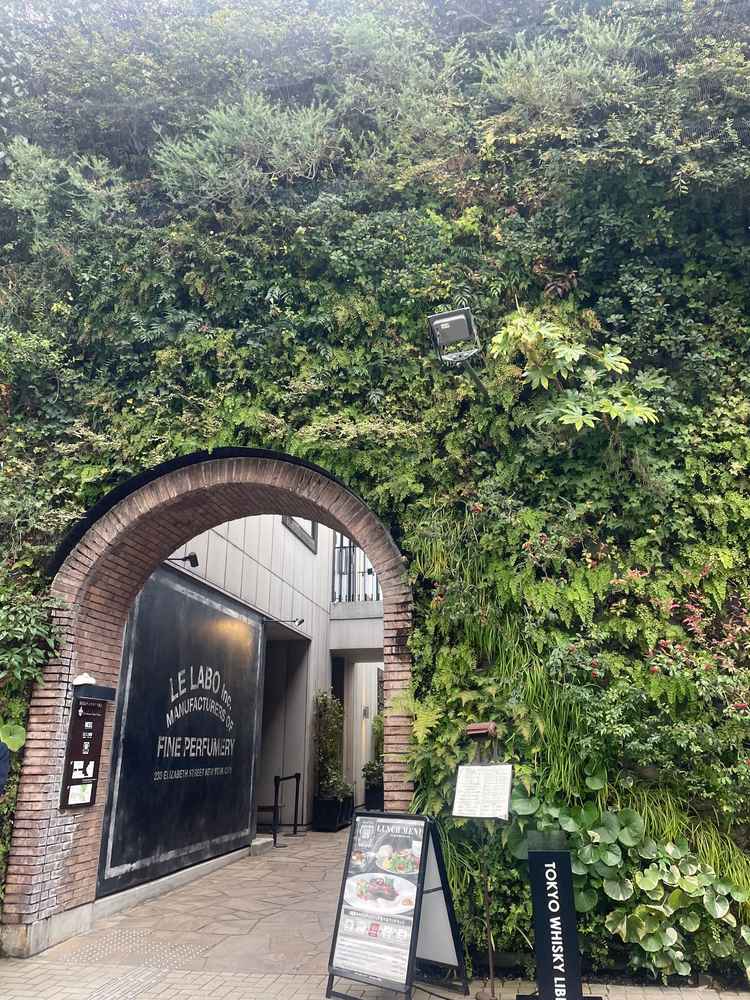 高い塀の入り口を進むと会場があります。中はプライベートな空間となっていました。