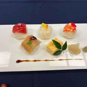 ご試食のお寿司です。こちらには和食専門のシェフもいらっしゃるとの事で、とても美味しいお寿司でし。