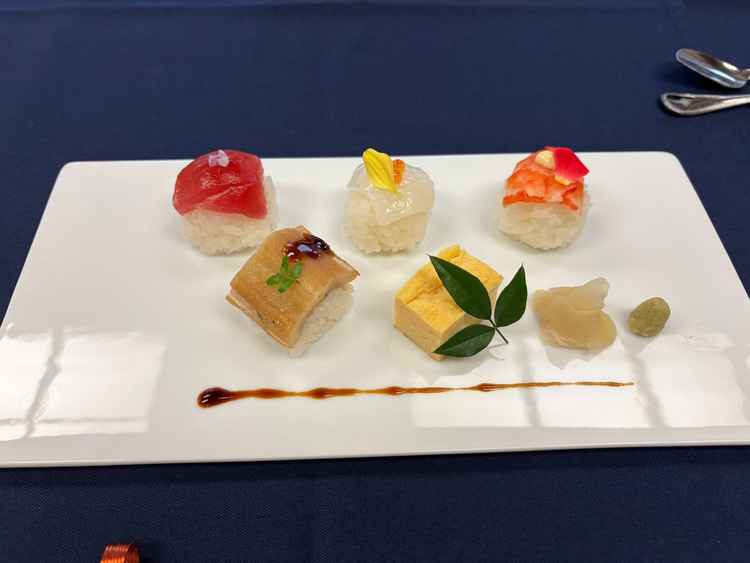 ご試食のお寿司です。こちらには和食専門のシェフもいらっしゃるとの事で、とても美味しいお寿司でし。