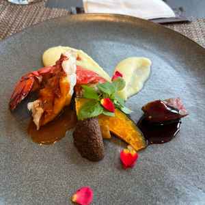 満天牛とロブスターの食べ比べ。自社農場で育てられた満天牛は絶品