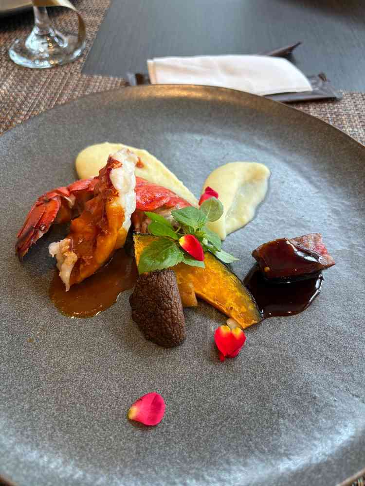 満天牛とロブスターの食べ比べ。自社農場で育てられた満天牛は絶品