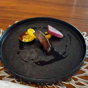 メインディッシュの試食。野菜は素材の味を生かしつつ、ほのかに炭火の香りが感じられ、風味豊かな味わい。