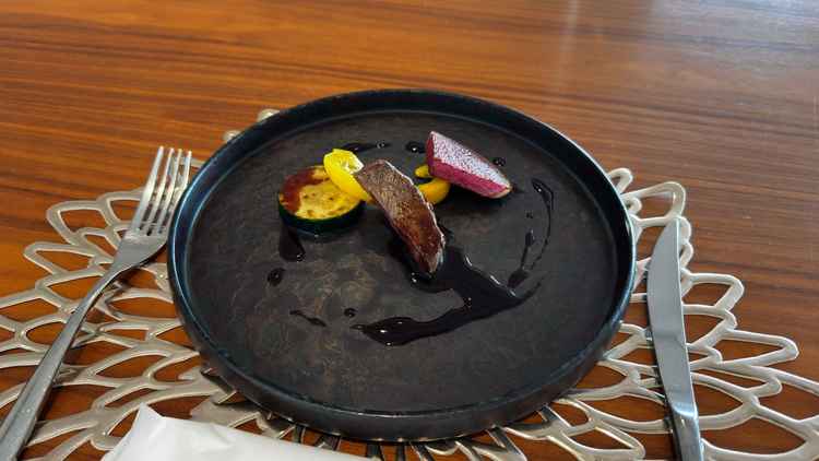 メインディッシュの試食。野菜は素材の味を生かしつつ、ほのかに炭火の香りが感じられ、風味豊かな味わい。