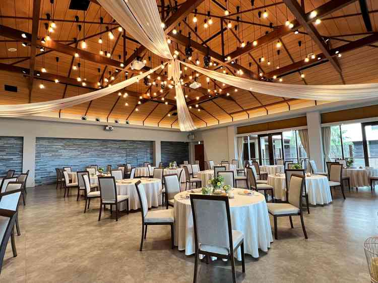 テラス付きの披露宴会場です。天井が広くて開放感があり素敵でした。ナチュラルな雰囲気が気に入りました。