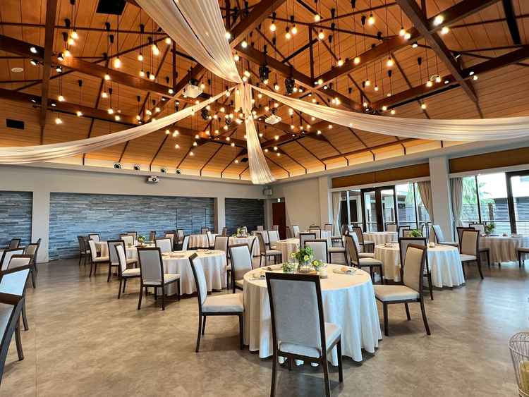 テラス付きの披露宴会場です。天井が広くて開放感があり素敵でした。ナチュラルな雰囲気が気に入りました。