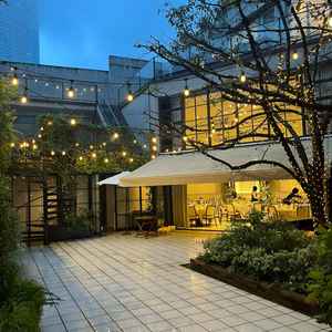 中庭の全体写真。夜でも素敵な雰囲気でした。披露宴会場と繋がっていて見渡せるのも素敵でした。