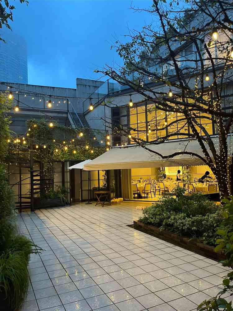 中庭の全体写真。夜でも素敵な雰囲気でした。披露宴会場と繋がっていて見渡せるのも素敵でした。