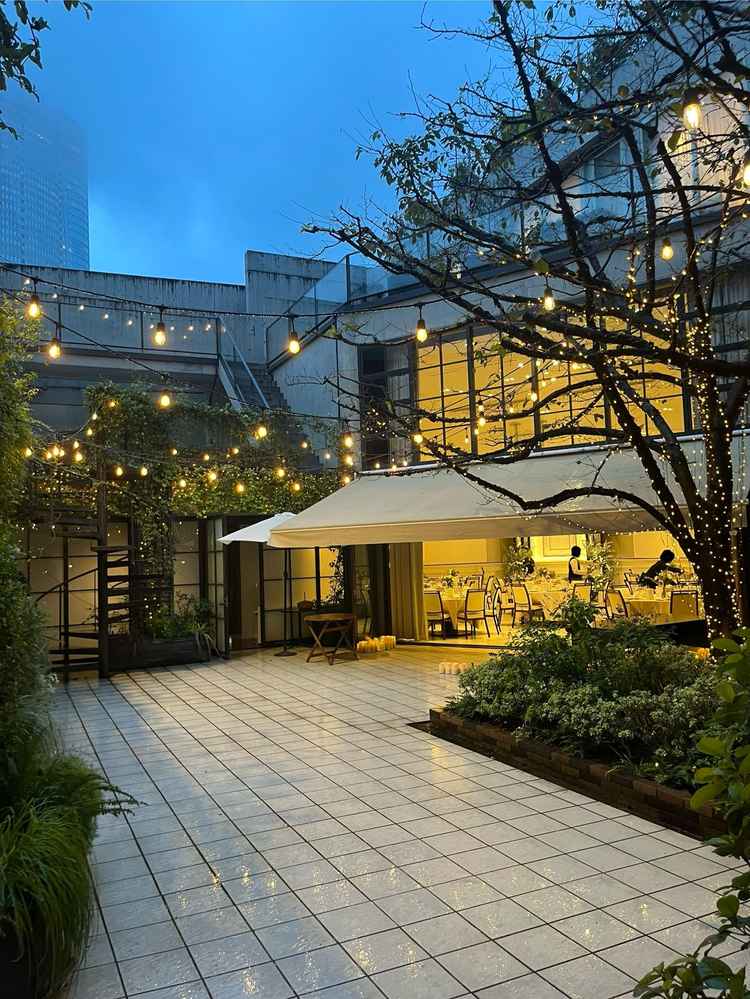 中庭の全体写真。夜でも素敵な雰囲気でした。披露宴会場と繋がっていて見渡せるのも素敵でした。