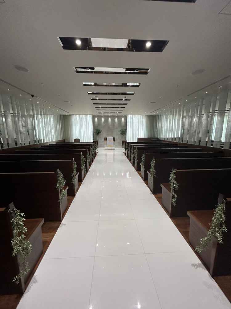 チャペルは白を基調としたクールな印象でした。