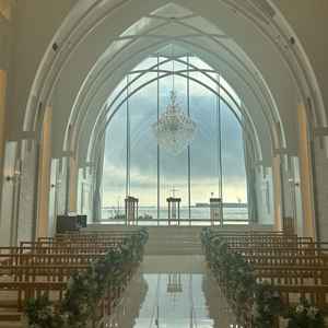 非常に明るいチャペル。当日は天気が悪かったが、大きい窓により光が効果的に入り、明るく感じた。