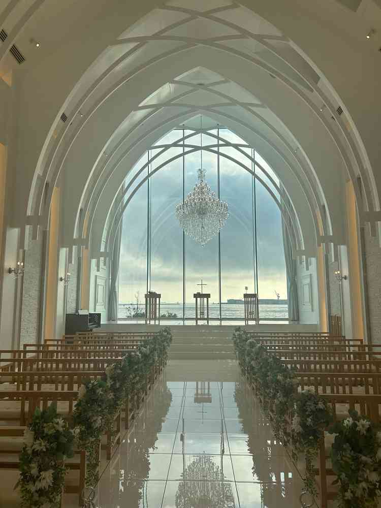 非常に明るいチャペル。当日は天気が悪かったが、大きい窓により光が効果的に入り、明るく感じた。