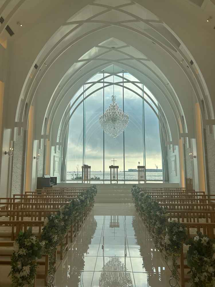 非常に明るいチャペル。当日は天気が悪かったが、大きい窓により光が効果的に入り、明るく感じた。