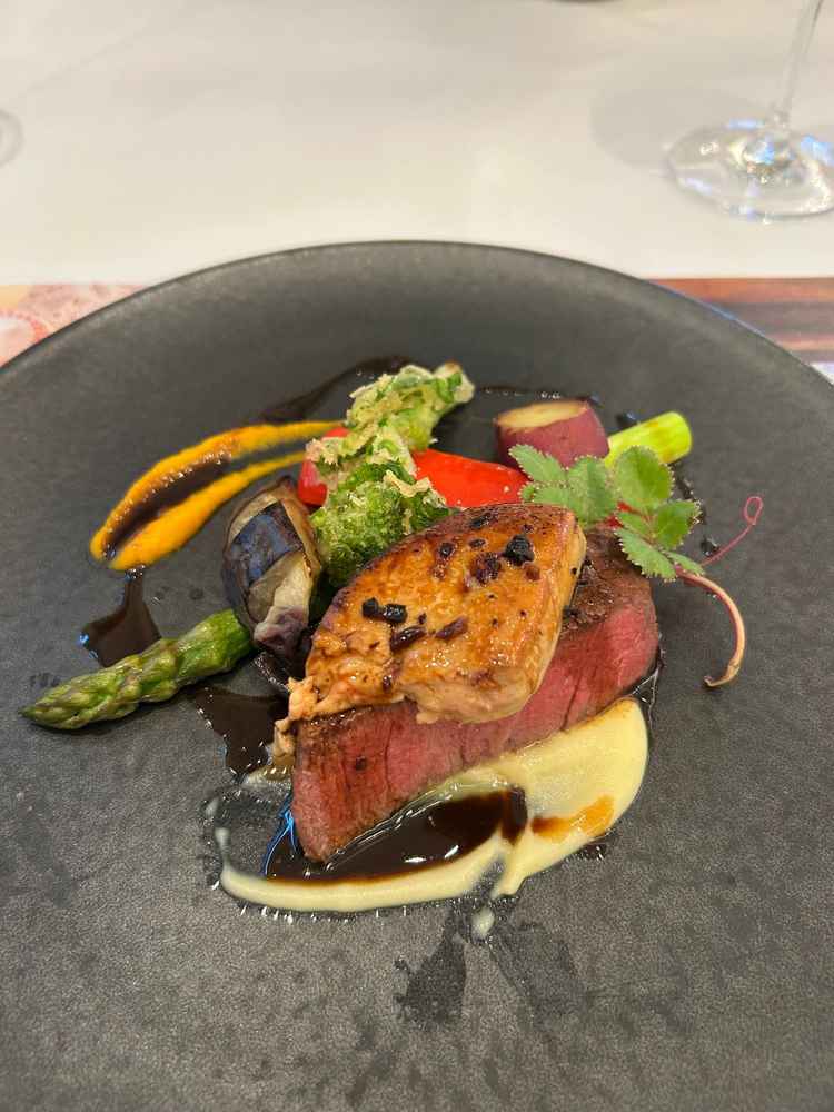 試食会の写真。広尾のレストランからの発祥している会社のため料理が美味しかった。