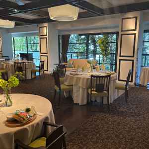 2階の披露宴会場の写真。オシャレな雰囲気。