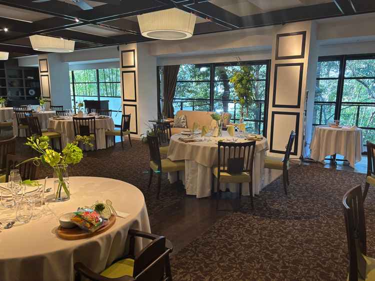 2階の披露宴会場の写真。オシャレな雰囲気。