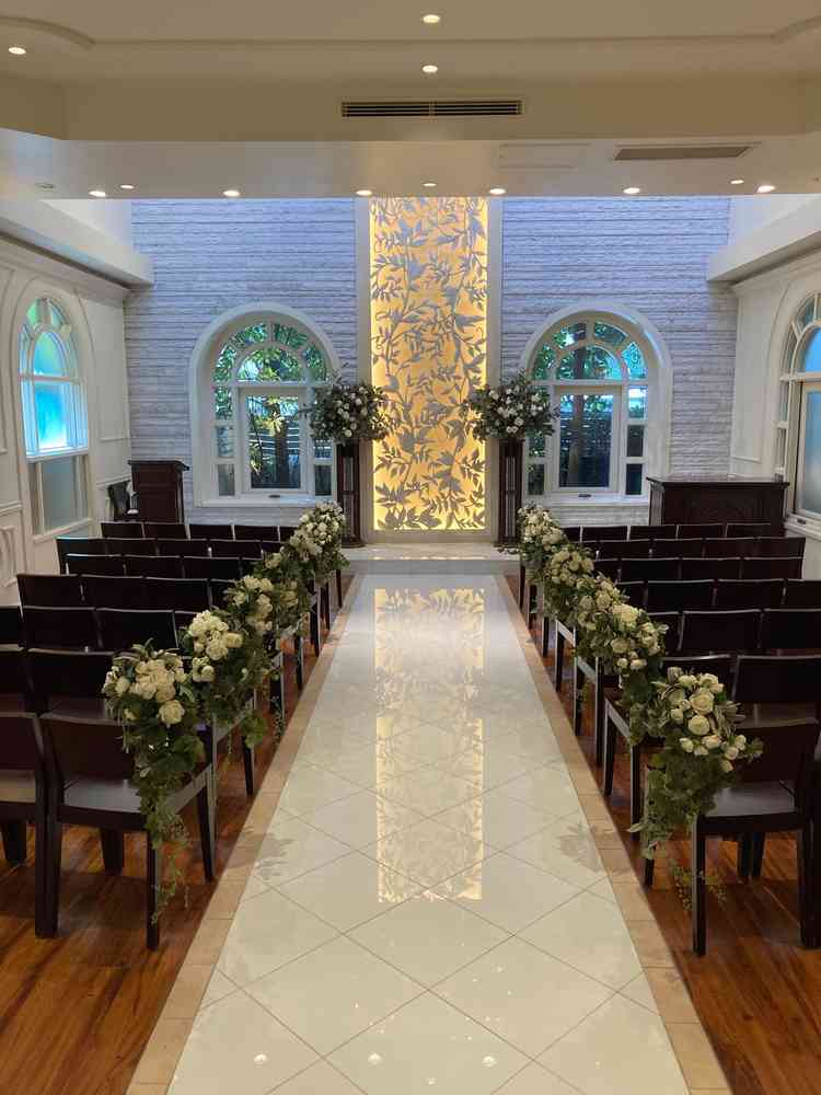 ゲストと距離の近いシンプルなチャペルで落ち着いた雰囲気でした。