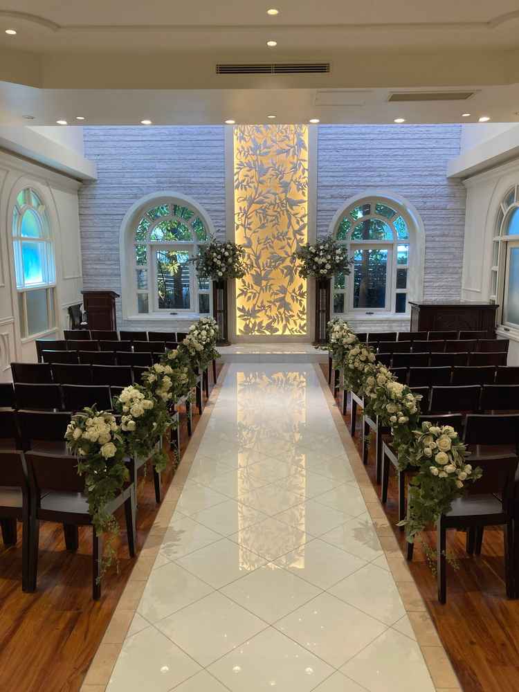 ゲストと距離の近いシンプルなチャペルで落ち着いた雰囲気でした。