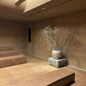 挙式会場が土を基調としており、静かで厳かな雰囲気だった。充分な人数が入れそうだった。明かりが良い