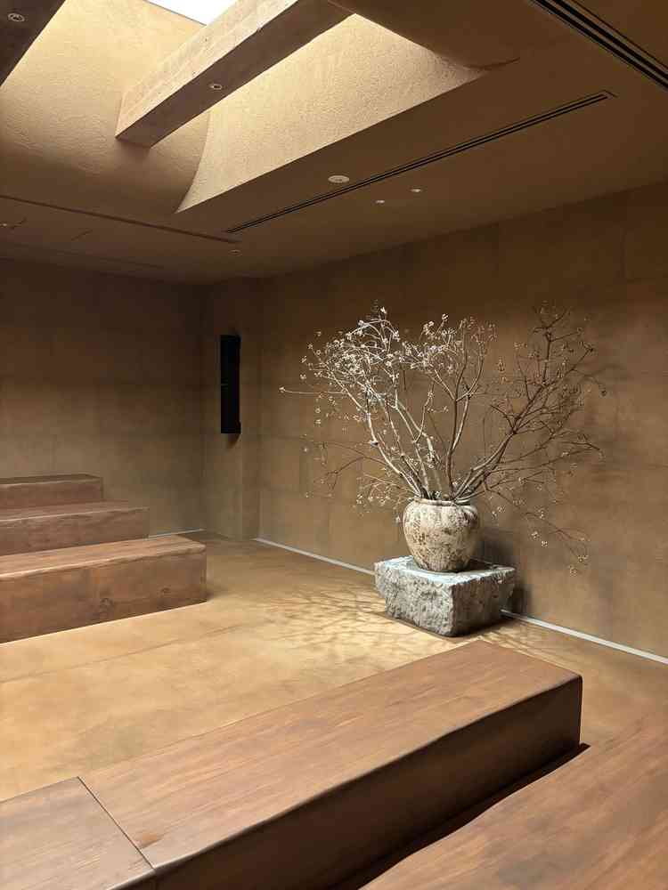 挙式会場が土を基調としており、静かで厳かな雰囲気だった。充分な人数が入れそうだった。明かりが良い