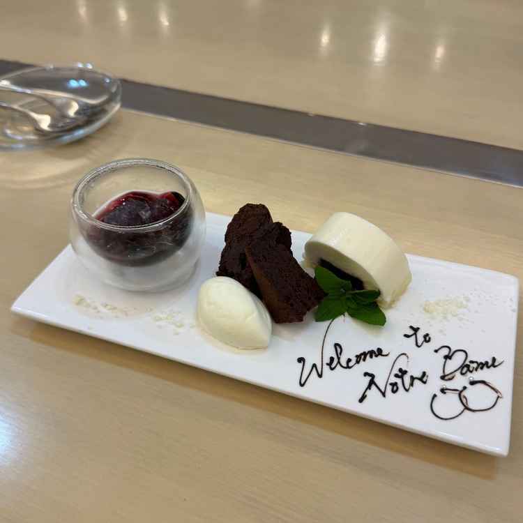 味は勿論、デザートプレートにチョコペンで描かれたダイヤの指輪が可愛くて細部までこだわりを感じました。
