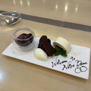 味は勿論、デザートプレートにチョコペンで描かれたダイヤの指輪が可愛くて細部までこだわりを感じました。