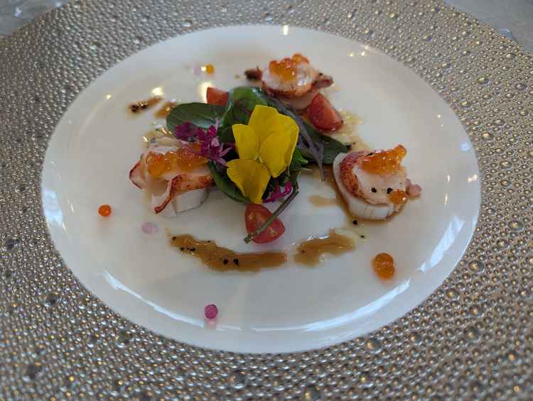 魚料理。彩りも華やかですごく美味しかったです