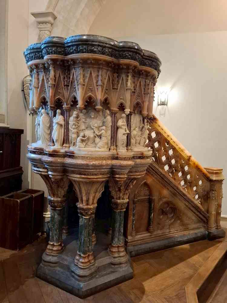 新館の説教台。石で作られているとのこと。