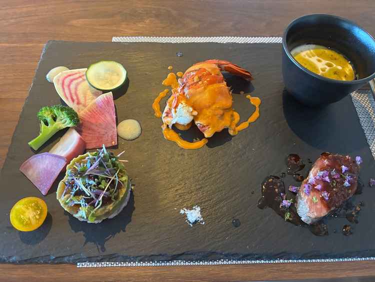 材料からこだわられてる料理は味ももちろん見た目も綺麗で、お野菜が新鮮で美味しかったです。