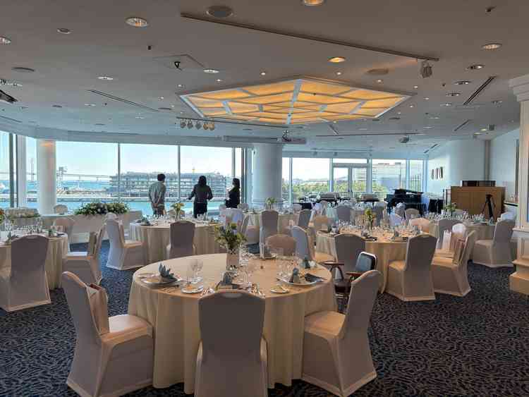 オーシャンビューの披露宴会場です。1番人気とのことです。