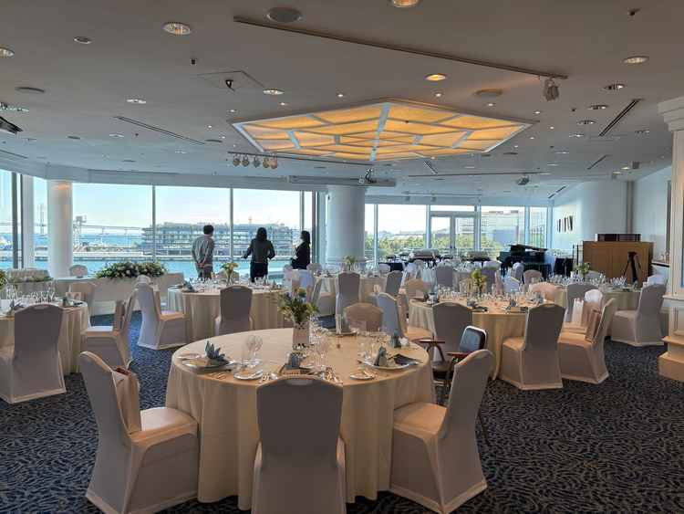 オーシャンビューの披露宴会場です。1番人気とのことです。