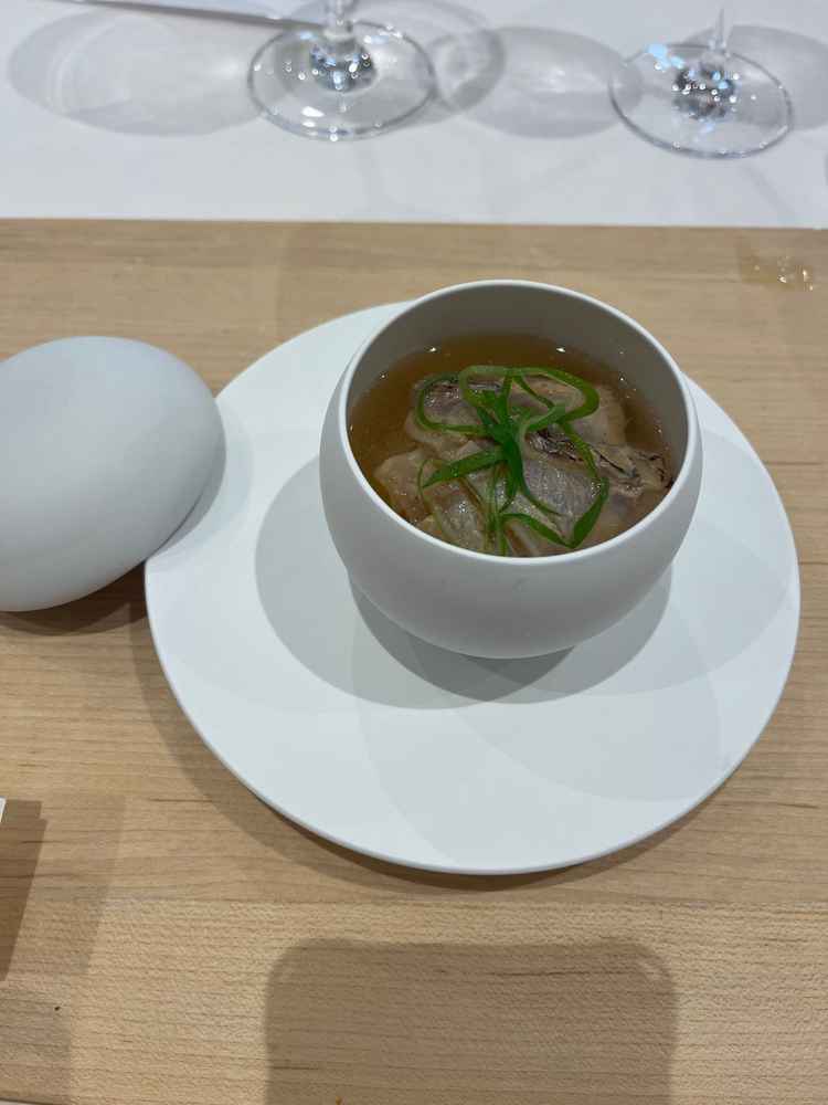 専属のシェフがいて東京産の食材にこだわり抜いたメニューだそうです。めちゃくちゃ美味しい