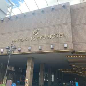 ホテル正面入り口の写真。撮影で入り口を使う人もいるとのことでした。