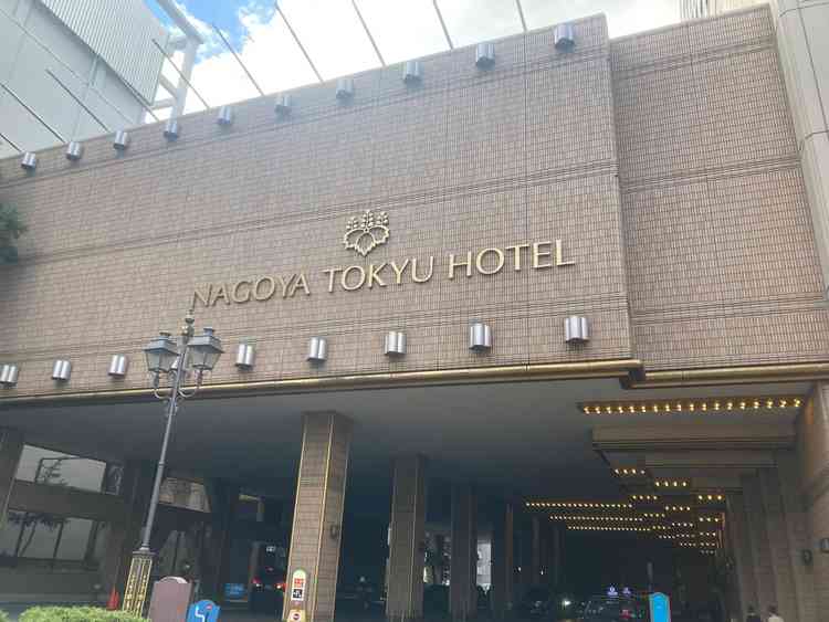 ホテル正面入り口の写真。撮影で入り口を使う人もいるとのことでした。